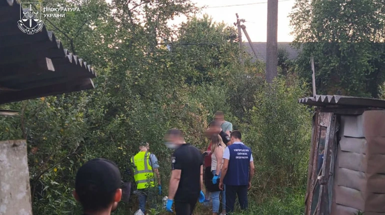 На Закарпатті біля будинку сімʼї знайшли закопане тіло немовляти: матері вручили підозру