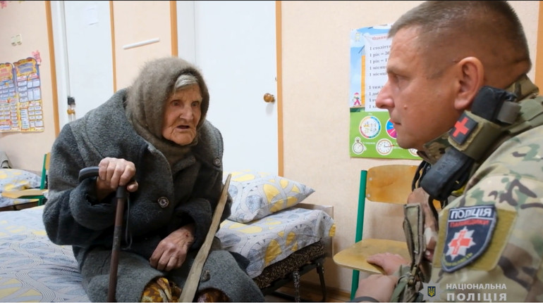 10 кілометрів під обстрілами: 98-річна жінка самостійно вийшла з окупованого селища