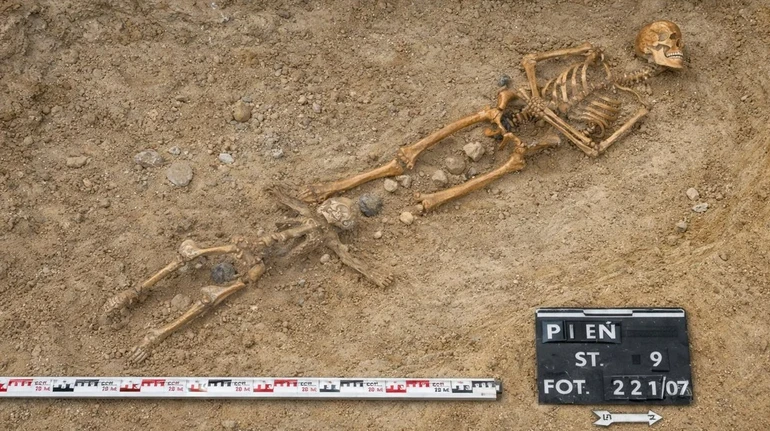 Серп на шиї, каміння та замок на пальці: у Польщі знайшли ймовірне кладовище вигнанців