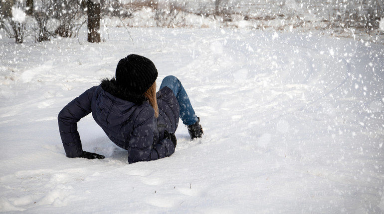 Як безпечно пересуватися в ожеледицю: поради для водіїв та пішоходів