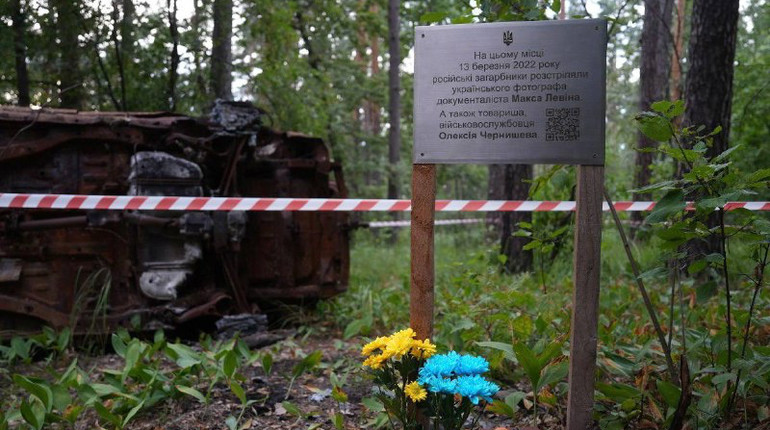 На місці загибелі фоторепортера Макса Левіна на Київщині встановили пам’ятну табличку