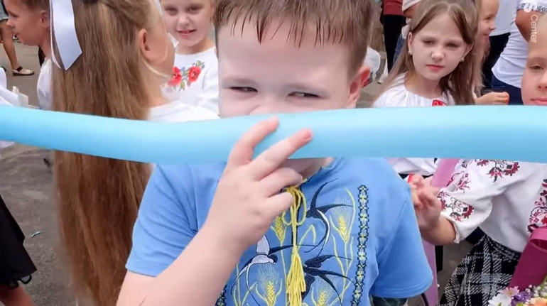 Хлопчик, який навесні втратив руку через обстріл, пішов до школи з протезом