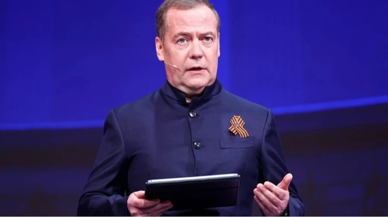 У Росії Медведєв взявся за створення підручників для старшокласників – просуває культ особи Путіна