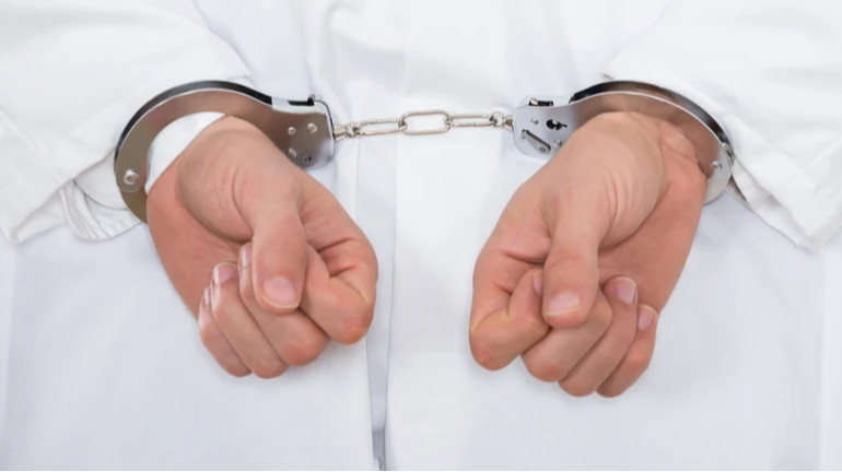 На Тернопільщині намагаються відсторонити від роботи лікарів, пацієнти яких осліпли після ін’єкцій