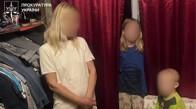 У Харкові жінка посеред вулиці вдарила свого 7-річного сина: за справу взялася поліція