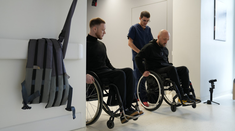 У Львові тренери-наставники допомагають пацієнтам адаптуватися до крісла колісного