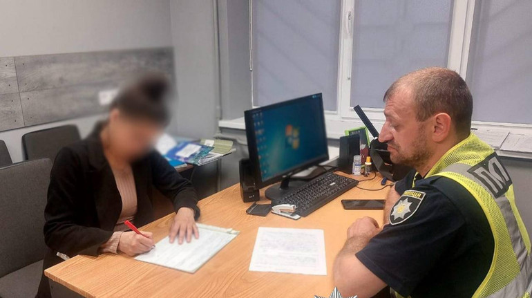 У Києві в День жалоби жінка голосно слухала російську музику і танцювала: її знайшли поліціянти