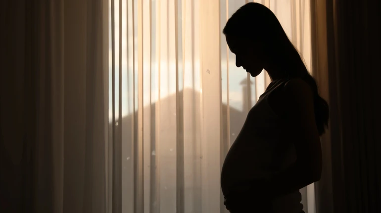 Крики, образи чи витискання дитини: 67% опитаних ООН жінок зазнали акушерського насильства