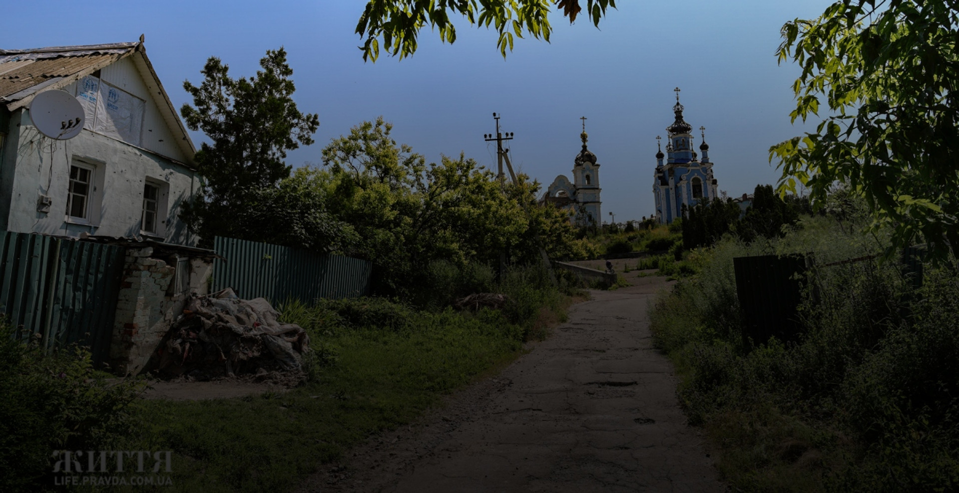Жодної живої людини поблизу. Як виглядає зруйнована росіянами церква на Донеччині. Фоторепортаж