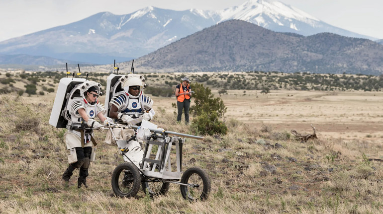 Астронавти NASA практикують місячну ходу в пустелі Аризони