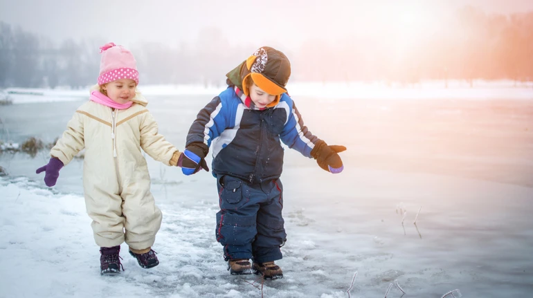Віднесло на 20 метрів від берега: у Києві двоє дітей опинилися на крижині посеред річки