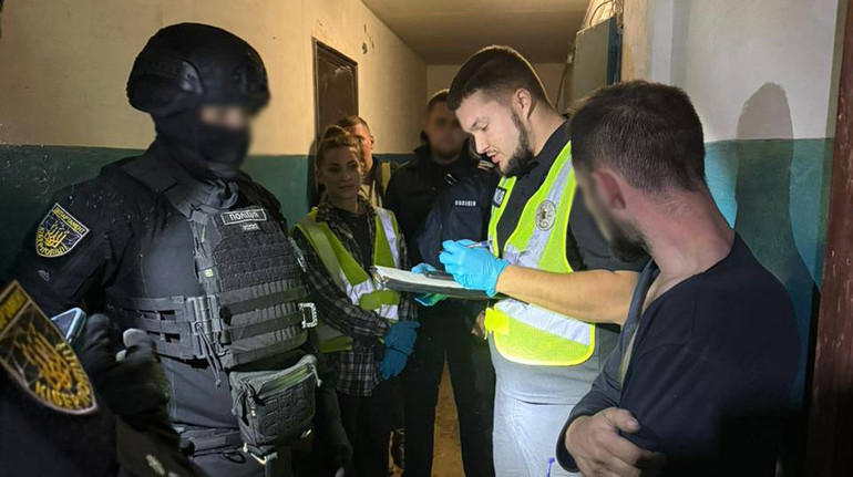 У Києві затримали чоловіка, який розбещував 7-річну дівчинку і зняв це на відео