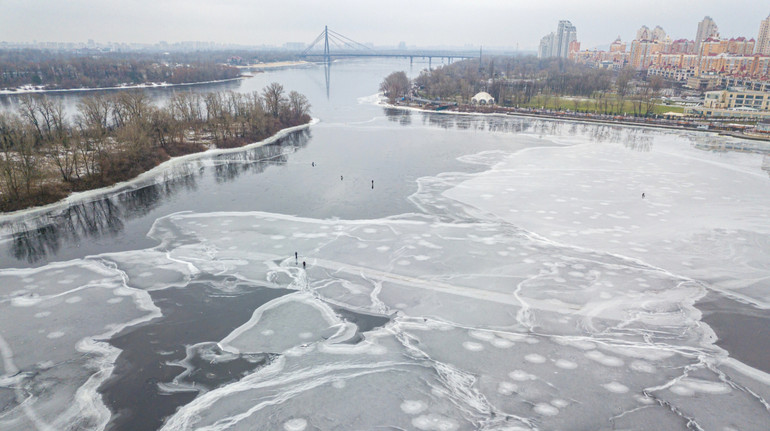 Тонкий лід небезпечний: рятувальники показали, як людина може впасти під кригу