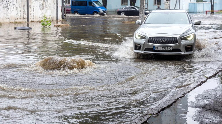 Через відлигу та опади: ДСНС попереджає про можливі підтоплення в кількох областях