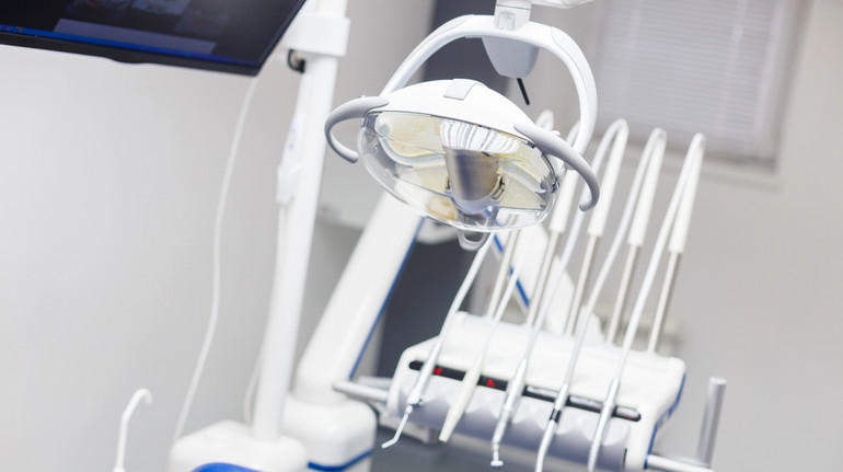 Уряд розширив програму безоплатного зубопротезування для захисників України