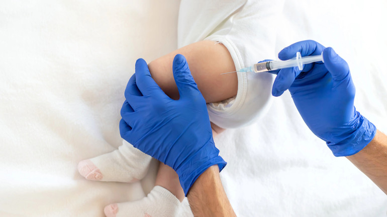 Щеплення проти гепатиту В: у МОЗ пояснили, в яких випадках немовлят вакцинують ще в пологовому