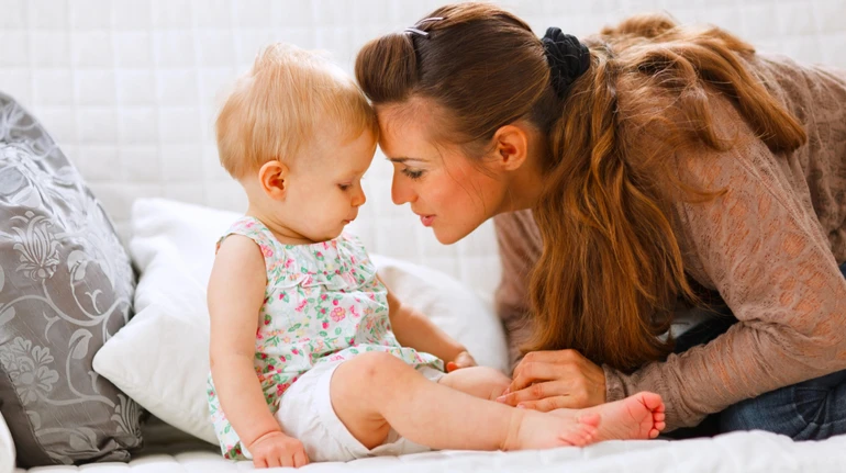 Від агукання до фраз: коли діти починають говорити і що на це впливає