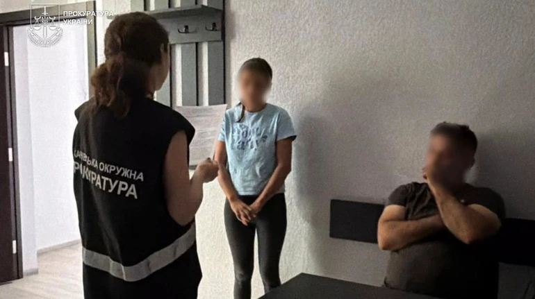 Роздягала перед камерою: на Закарпатті матір підозрюють в сексуальній експлуатації доньки
