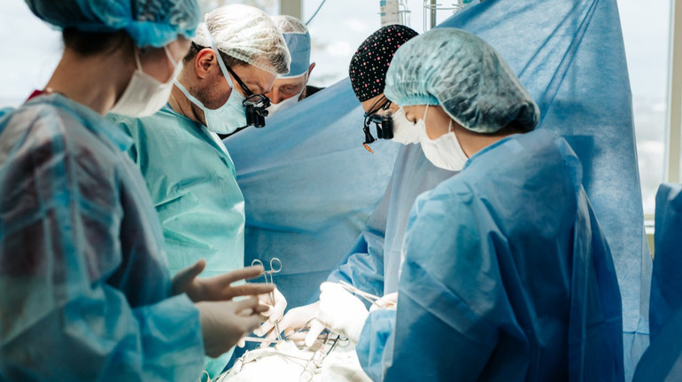В Україні вперше видалили злоякісну пухлину серця, витягнувши його з грудної клітки