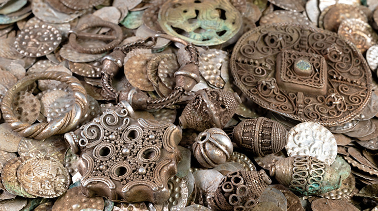 Шукав черв’яків для наживки, а знайшов артефакти: у Швеції рибалка розкопав 20 тисяч монет XII століття