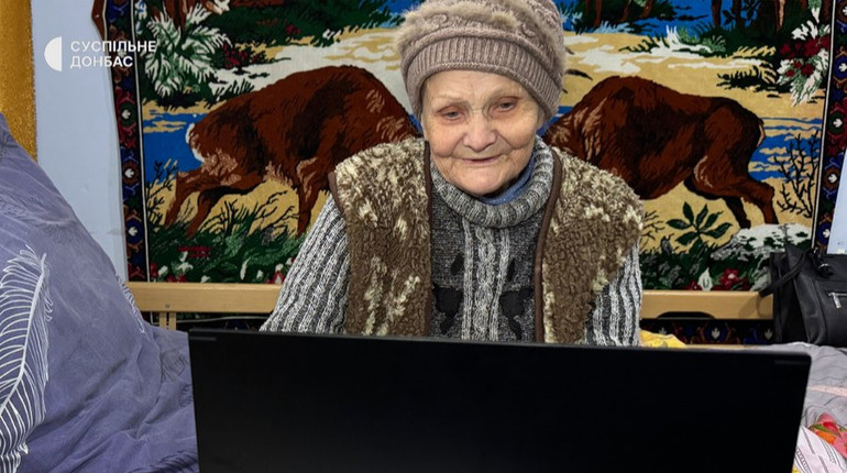 Снилося, що я у грі: 78-річній переселенці подарували ігровий ноутбук, коли дізналися про її хобі