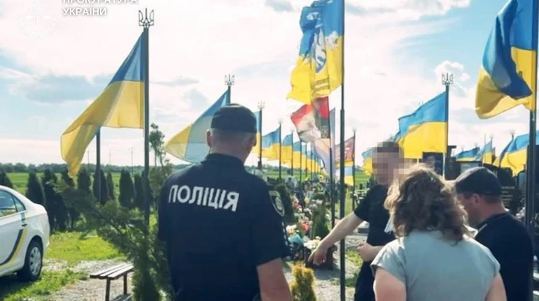 Жительку Хмельниччини судили за наругу над могилою Героя України, льотчика Олексія Меся