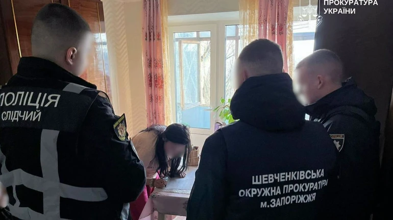 У Запоріжжі мати разом зі спільницею намагалася продати двох доньок за $2 тисячі: дівчат хотіли вивезти за кордон