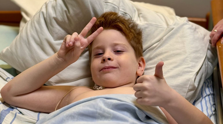 Лікарі Охматдиту врятували життя двох братів з Херсона: діти потрапили під танковий обстріл росіян