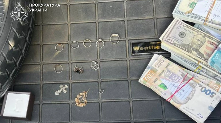 У Києві шахраї обманом виманили у 13-річної доньки військового понад 2,5 млн грн: їх затримали