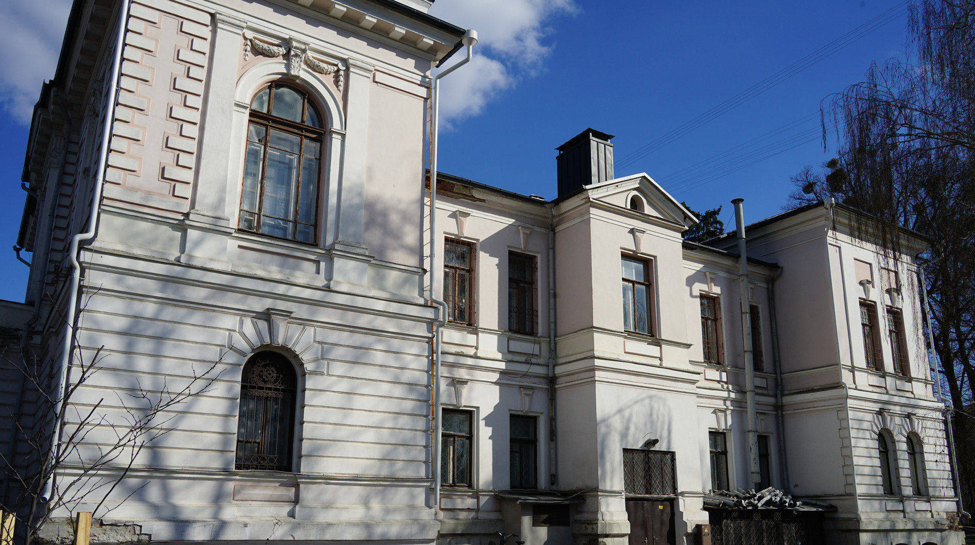 Напад на шедеври. Росіяни вже вдруге пошкодили Сумський художній музей, який досі зберігає колекцію живопису