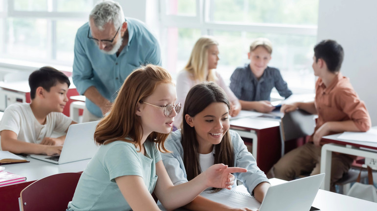 Кожен третій підліток в Україні відчуває тривогу чи страх під час навчання – опитування