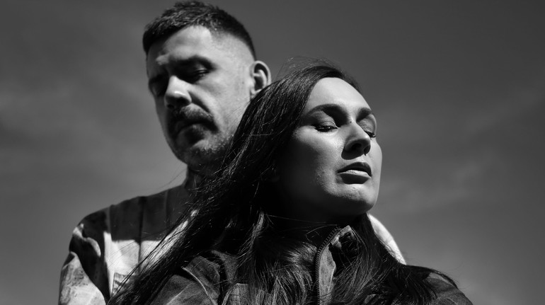 Крихітка в дуеті з військовим презентувала нову пісню – різдвяний Вішліст