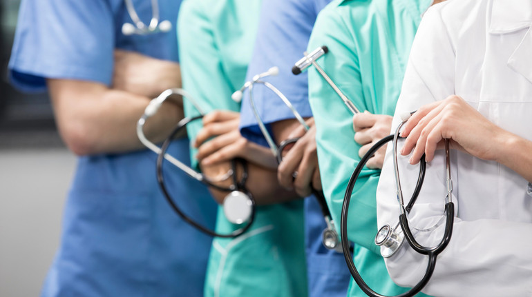 У Росії та на ТОТ через брак лікарів фельдшери й акушерки виконуватимуть обов'язки лікарів