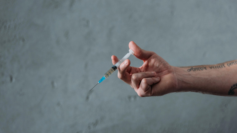 Two doses at a price of one: a dangerous trend of blood exchange between drug addicts is spreading in the world