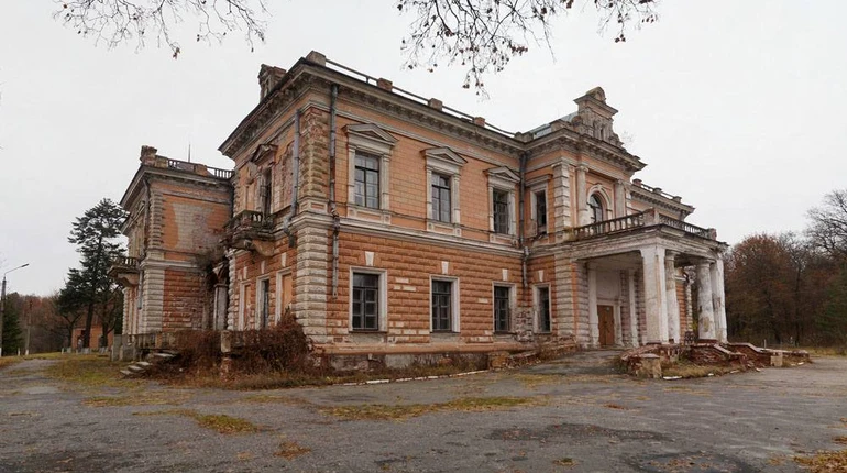 Росіяни знищили палац Харитоненків на Сумщині
