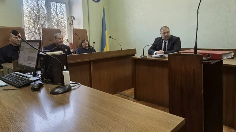 Бив, кидав, гасив недопалки об шкіру: на Кіровоградщині вітчим отримав довічне за вбивство немовляти