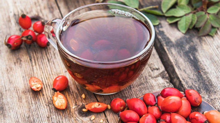 Джерело вітаміну С та не тільки: все про користь шипшини