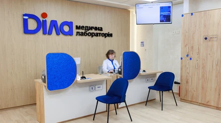 Схоже на кав’ярню або сучасну бібліотеку: на Печерську в Києві відкрили відділення Діла в новій концепції