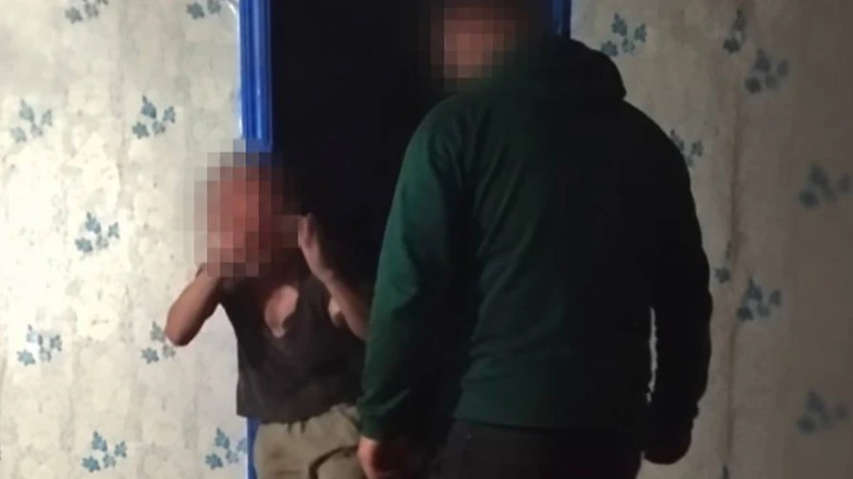 Вітчим бив кулаками, а мати знімала на відео: що відомо про знущання з 10-річного хлопця на Київщині