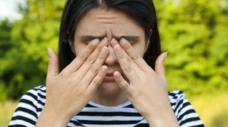 Сверблять очі навесні? Чому це стається і як собі допомогти
