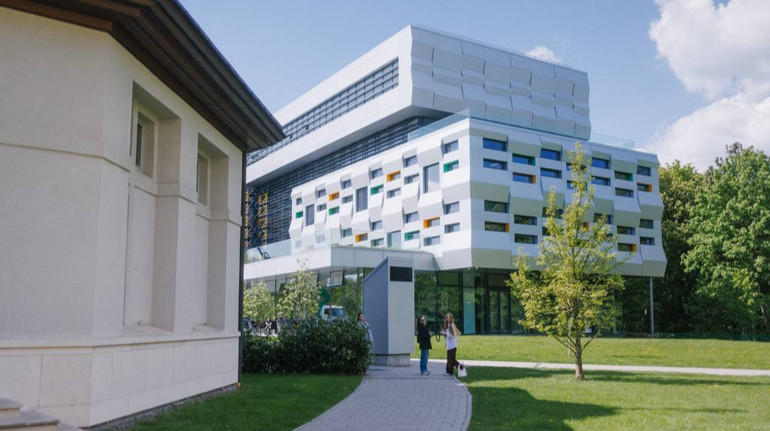 Режисерка Наталка Ворожбит заявила, що її доньку не поселили в колегіум УКУ через ЛГБТ-прапор у соцмережі