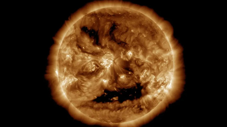 Моторошна посмішка на зорі: астрономи показали незвичайні візуальні явища Сонця