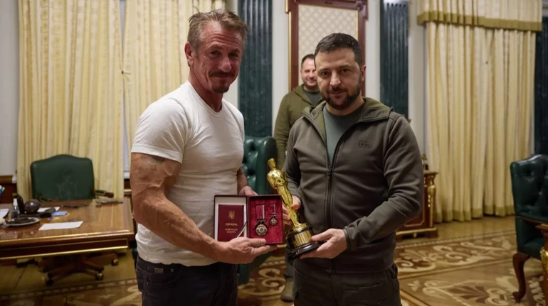 Лук'яненко, Сільваші і Шон Пенн. Кого Зеленський нагородив відзнакою Національна легенда України