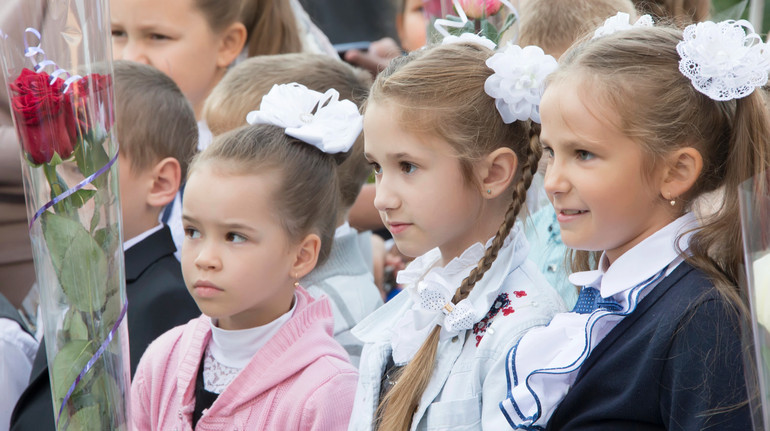 За час окупації в Маріуполі кількість дітей шкільного віку зменшилася вдвічі, а першокласників – втричі