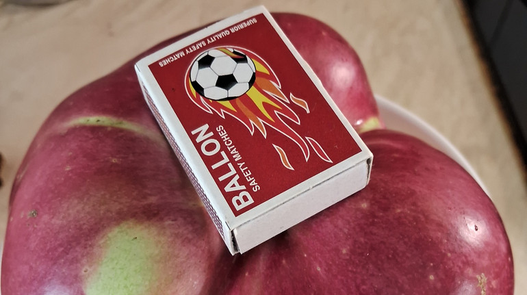 Найбільше в Україні яблуко: у Києві чоловік виростив фрукт вагою понад 1,2 кілограма