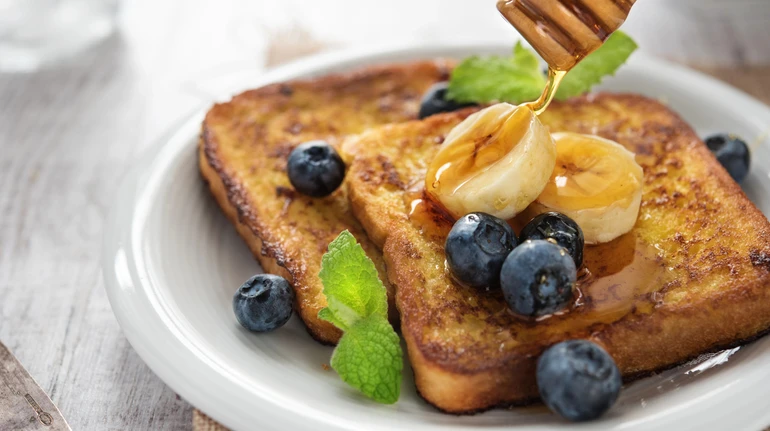 Перетворіть черствий хліб на вишуканий сніданок! Рецепт пухких французьких тостів