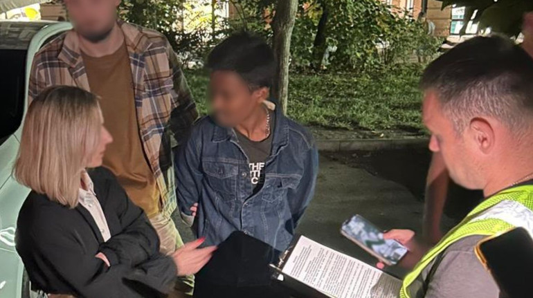 Вдавали з себе студентів: у Києві викрили схему незаконного вʼїзду іноземців до України