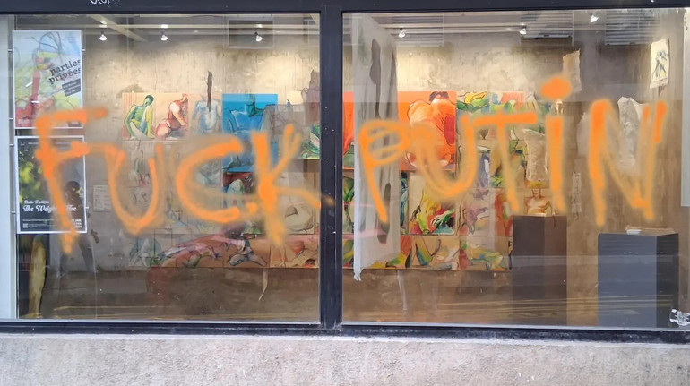 F*ck Putin: у Парижі атакували галерею, де працює ймовірна дочка Путіна