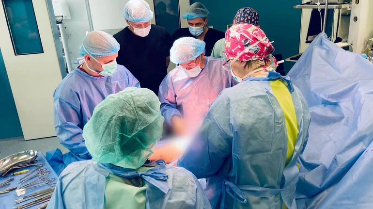 Пухлина розміром з диню: як у Львові лікують 11-річну дівчинку з рідкісним новоутворенням в тазу