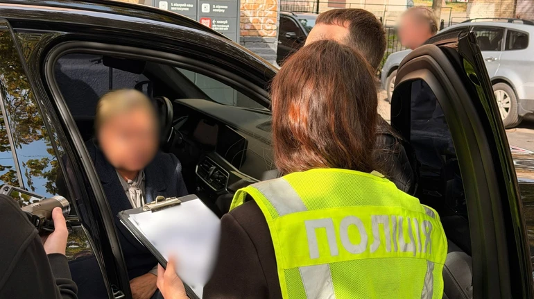 У Києві затримали посадовицю вишу, яка допомагала іноземцям в'їхати в Україну за $10 тисяч